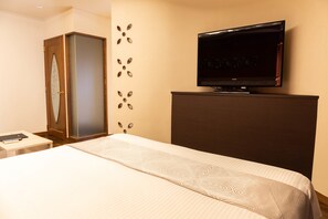 Desk, iron/ironing board, free WiFi, bed sheets - Naminoue Crystal Hotel (Naha)