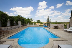 Piscina externa, guarda-sóis, espreguiçadeiras