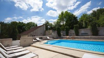 Kolam renang outdoor, dengan payung kolam renang dan kursi berjemur