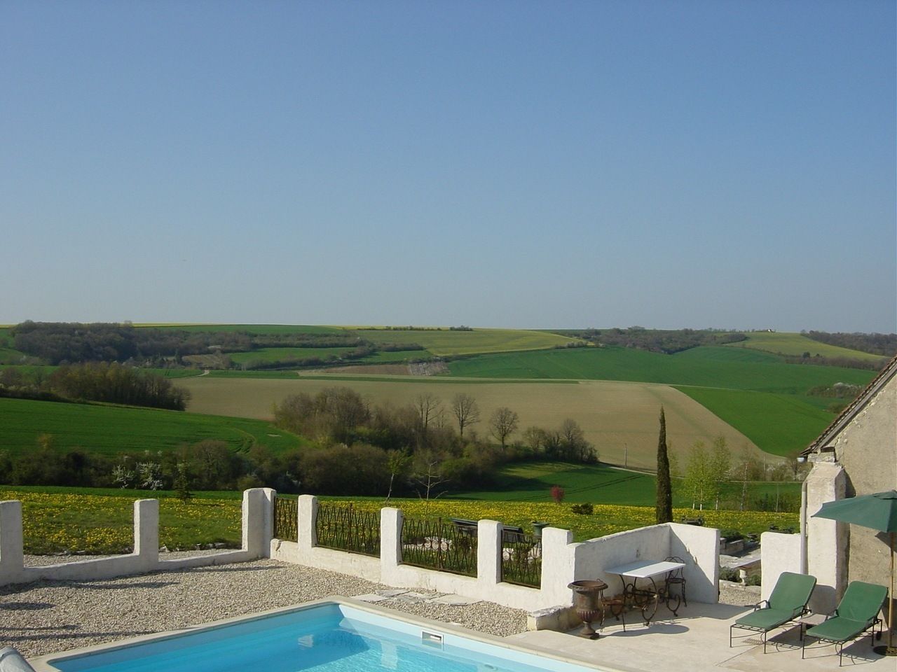 Piscine extérieure, parasols de plage, chaises longues
