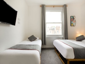 Standaard driepersoonskamer, meerdere bedden | Verduisterende gordijnen, gratis wifi, beddengoed