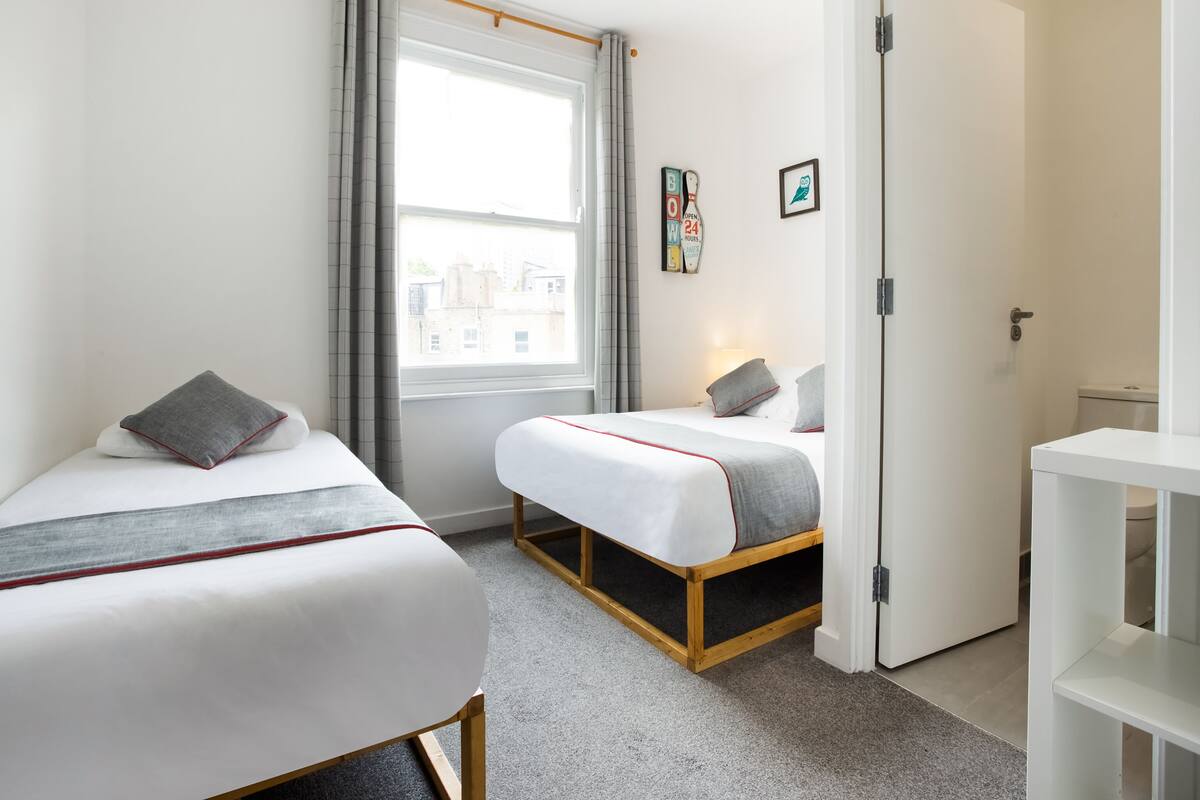 Standaard driepersoonskamer, meerdere bedden | Verduisterende gordijnen, gratis wifi, beddengoed