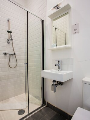 Standaard tweepersoonskamer, 1 tweepersoonsbed | Badkamer | Een douche, een haardroger, handdoeken