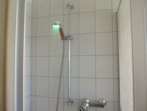 Habitación familiar, 2 habitaciones, vista al jardín | Baño | Regadera, secadora de cabello, toallas, jabón