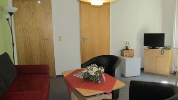 Family Room | Living room | Flat-screen TV