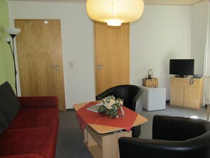 Family Room | Living room | Flat-screen TV