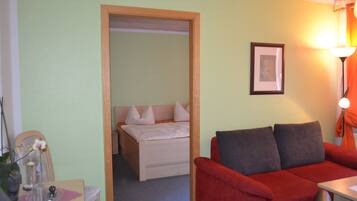 Familienzimmer, Blick auf den Innenhof | Wohnbereich | Flachbildfernseher