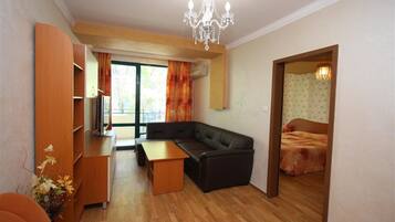 Apartment, 1 Bedroom, City View | Living room