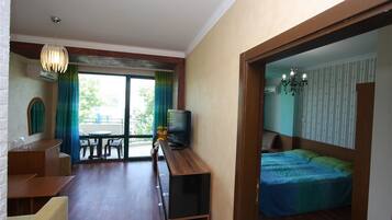 Apartment, 1 Schlafzimmer, Stadtblick | Wohnbereich | Smart-TV