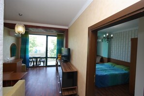 Appartement, 1 chambre, vue ville | Coin séjour | TV connectée