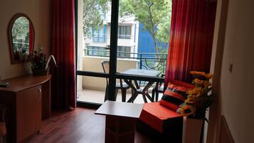 Standard dubbelrum - balkong - utsikt mot staden | Vardagsrum | Smart-tv