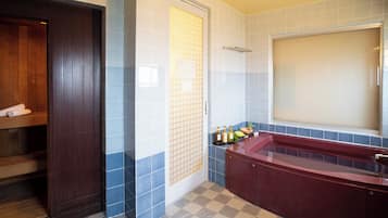 Habitación doble económica | Baño | Tina y regadera independientes y amenidades de baño gratuitas