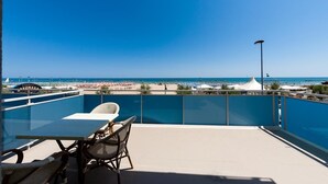 A rooftop pool area with a clear view of the beach and ocean. - Hotel Sayonara (Senigallia)