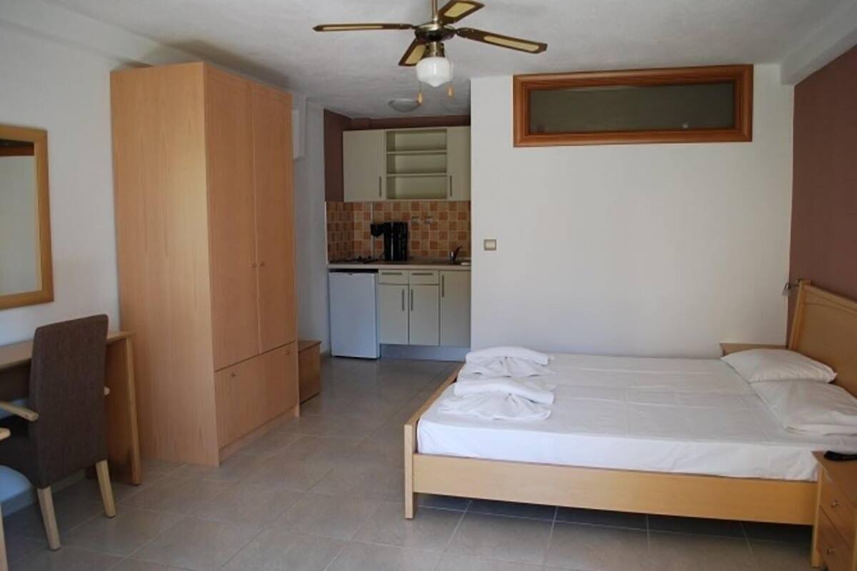 Studio | Soundproofing, iron/ironing board (on request), cribs (free)