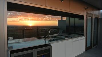 Apartemen Bisnis, 2 kamar tidur, akses ke kolam renang, pemandangan kota | Dapur pribadi | Lemari es besar, microwave, oven, dan kompor