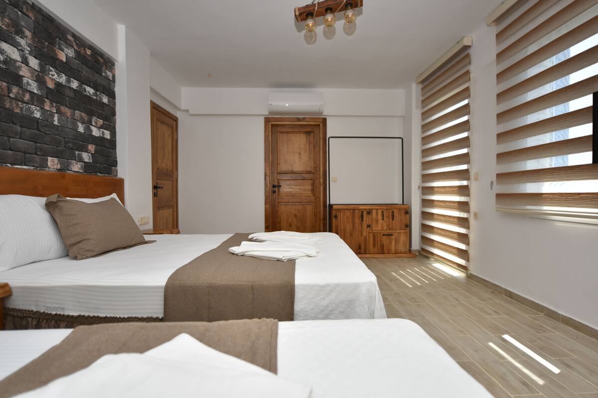 Deluxe Üç Kişilik Oda, Balkonlu
