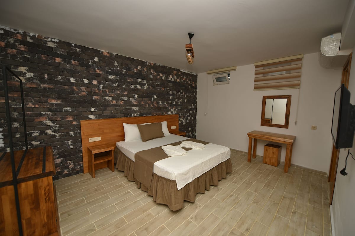 Economy Room, No Windows (Basement)