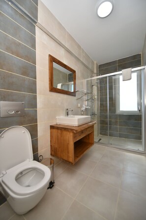 Deluxe Üç Kişilik Oda, Balkonlu | Bathroom - Garden Ada Butik (Bozcaada)