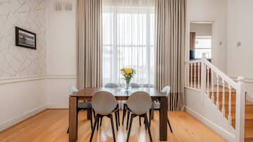 Deluxe Apartment 2 Bedrooms | In-room dining
