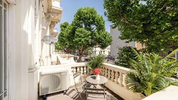Luxury Three Bedroom Apartment with Balcony/Terrace | 露台