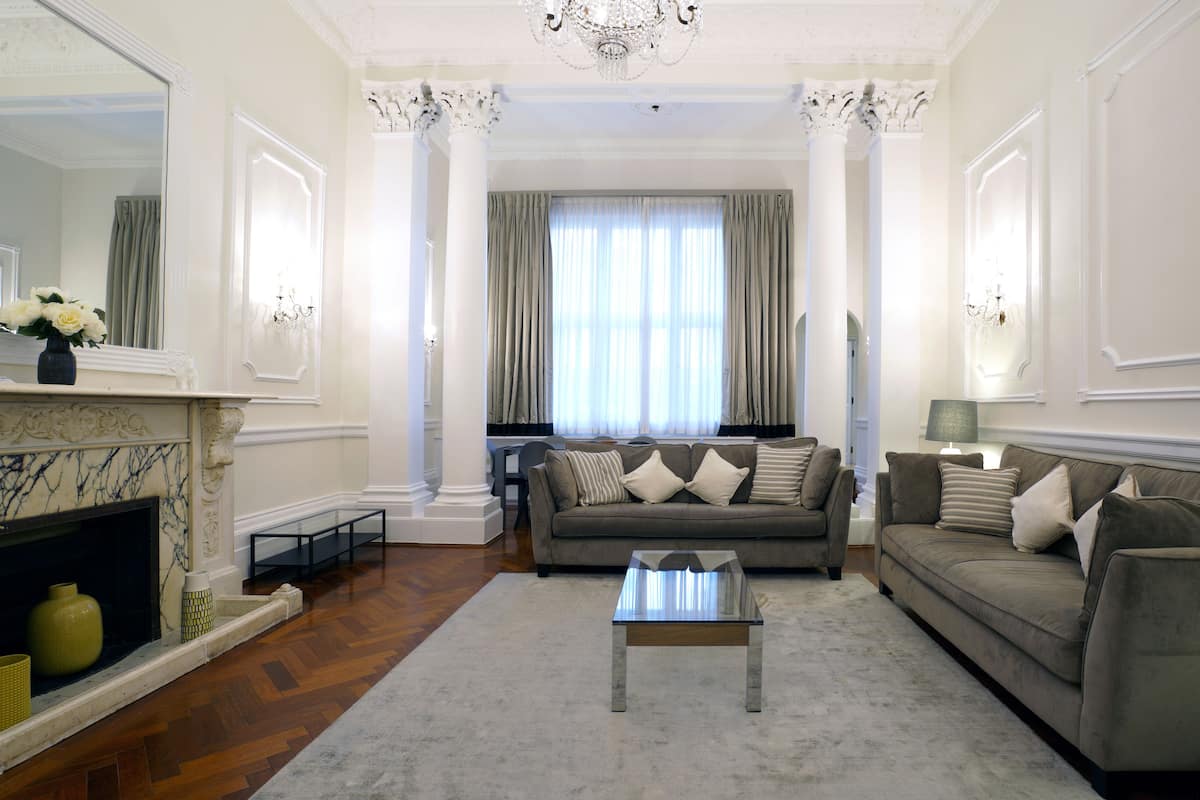 Luxury Three Bedroom Apartment with Balcony/Terrace | Vardagsrum | LCD-tv, dvd-spelare och en iPod-dockningsstation