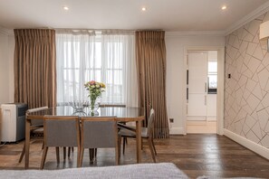 Deluxe Apartment 2 Bedrooms | Ruokailu omassa huoneessa