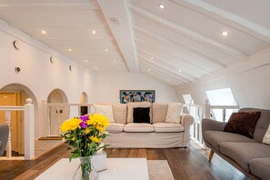 スーペリア スタジオ | リビング エリア | 液晶テレビ、DVD プレーヤー、iPod ドック