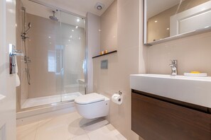 Bathroom shower - Queensgate Court (London)