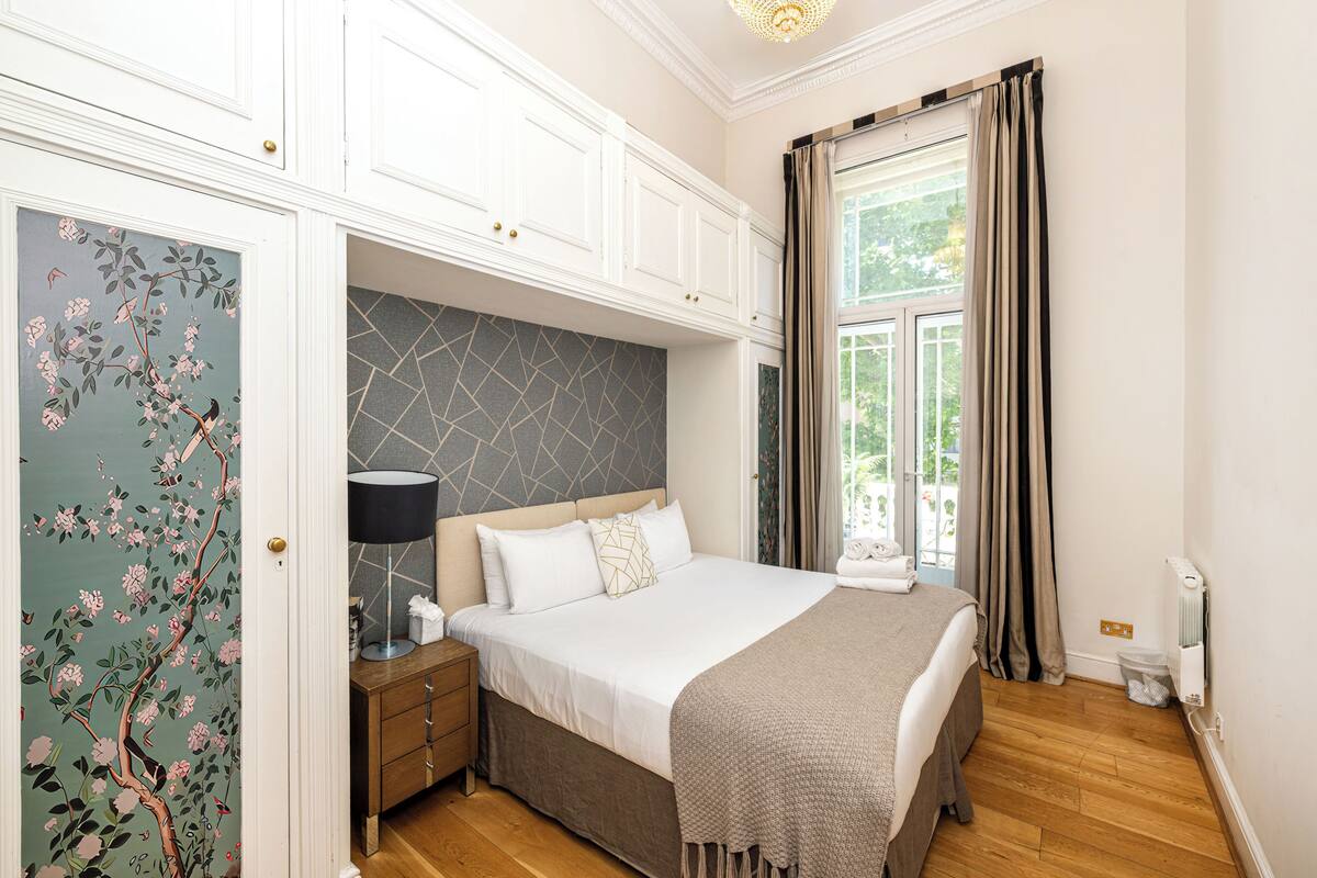 Luxury Three Bedroom Apartment with Balcony/Terrace | Tallelokero huoneessa, työpöytä, silitysrauta/-lauta, ilmainen Wi-Fi