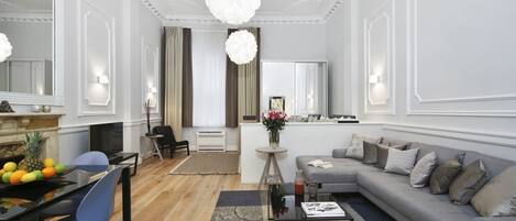 Deluxe Studio Apartment | Living area