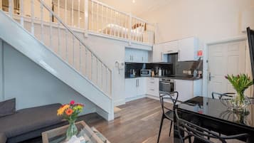 Studio, en mezzanine | Cuisine privée | Grand réfrigérateur, micro-ondes, four, plaque de cuisson