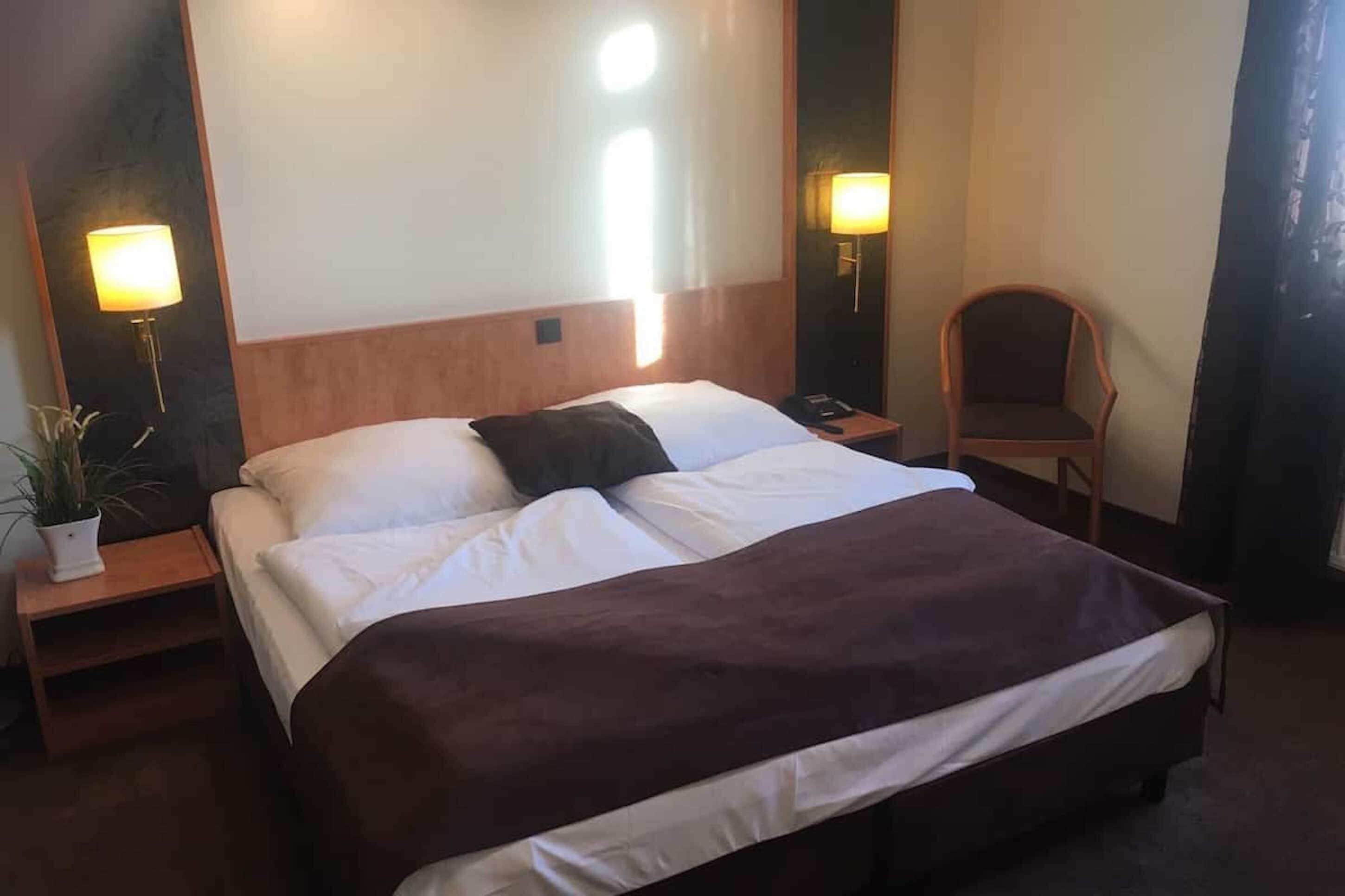 Schreibtisch, schallisolierte Zimmer, Bügeleisen/Bügelbrett