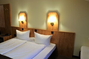 Escritorio, sistema de insonorización y tabla de planchar con plancha 