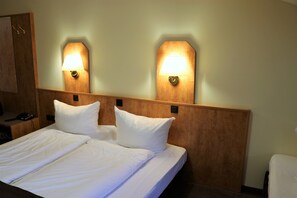 Schreibtisch, schallisolierte Zimmer, Bügeleisen/Bügelbrett