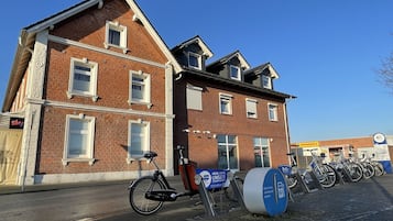 Un edificio in mattoni con una bicicletta parcheggiata davanti.
