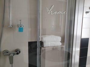 Camera tripla, vista parco | Bagno | Doccia, set di cortesia gratuito, asciugacapelli, bidet
