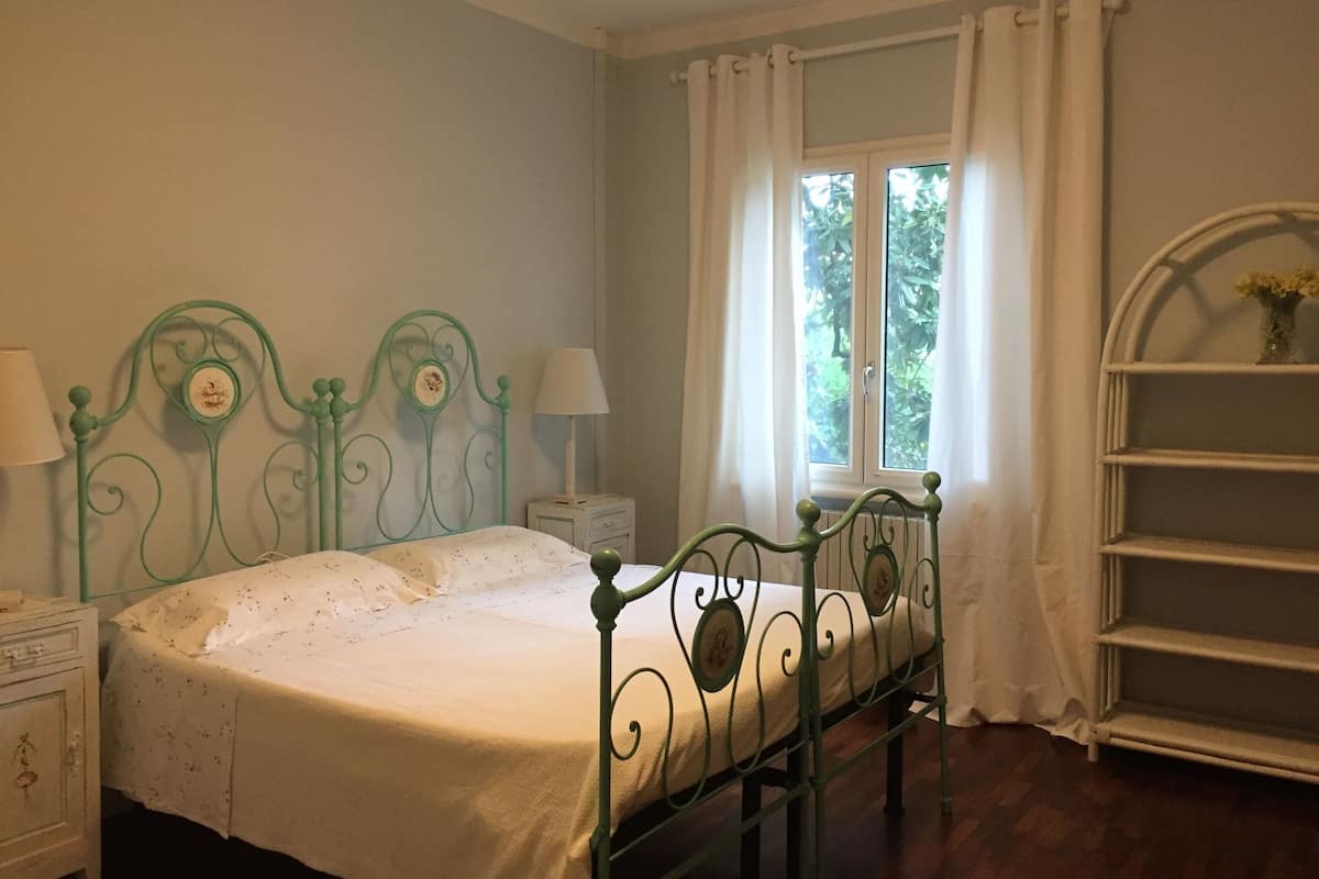 Deluxe tweepersoonskamer, uitzicht op park | Babybedden, gratis wifi, beddengoed