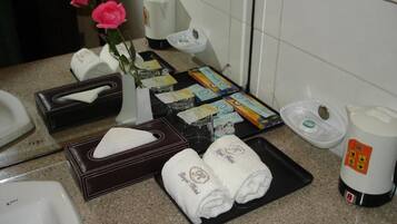 Superior Twin Room | Bathroom amenities | Free toiletries, hair dryer, slippers, towels