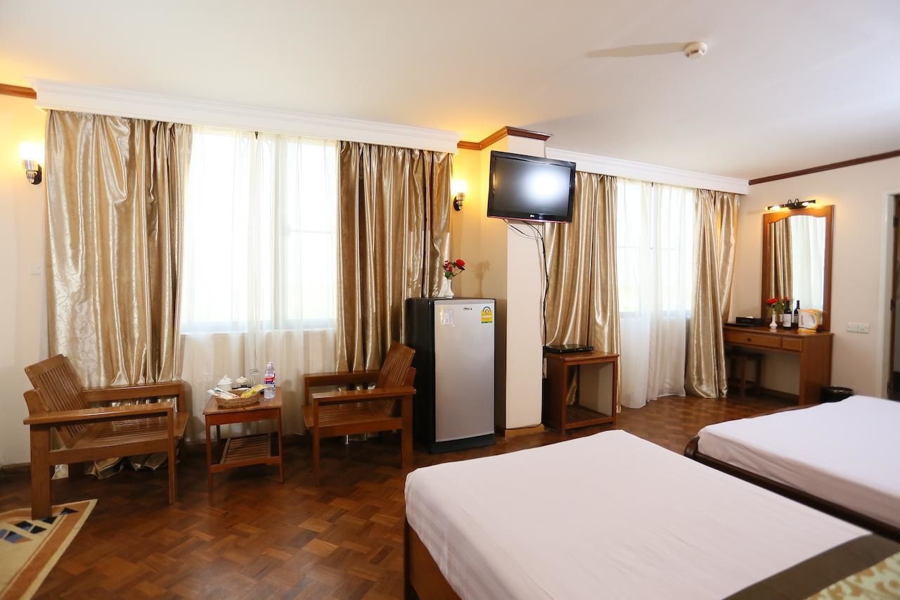 Superior Twin Room | Minibar, desk, blackout drapes, rollaway beds