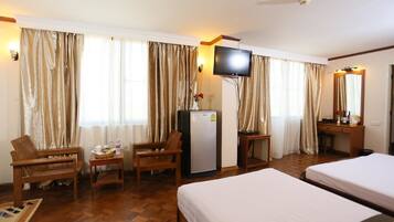 Superior Twin Room | Minibar, desk, blackout curtains, rollaway beds