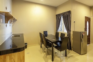 Appartement, 3 slaapkamers | Dineren in de kamer