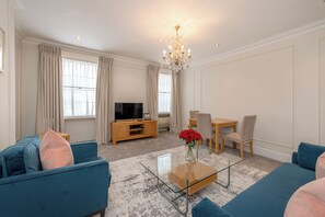 Estudi estàndard | Sala d'estar | Televisor LCD i reproductor de DVD 