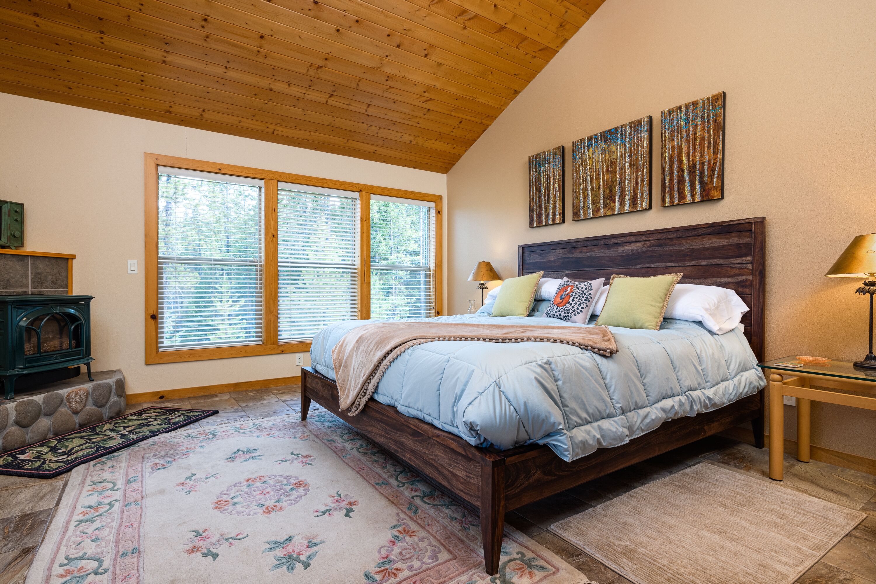 Chalet with amazing views, a hot tub, BBQ and a fireplace