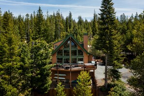 Exterior - Luxurious Chalet Retreat: Breathtaking Views, Hot Tub, BBQ, and Fireside Comfort (Crescent)