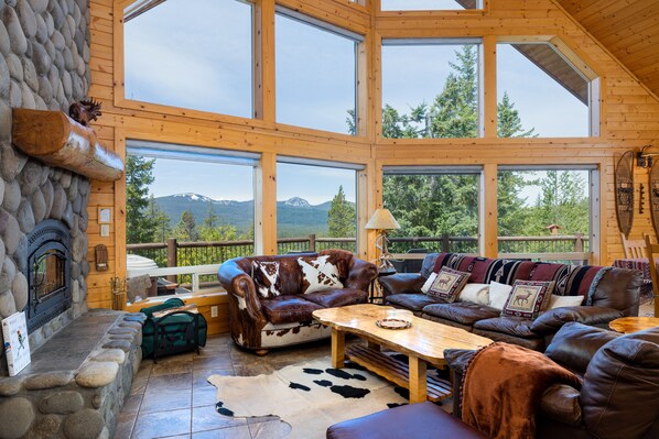 Smart TV, fireplace, DVD player, books - Luxurious Chalet Retreat: Breathtaking Views, Hot Tub, BBQ, and Fireside Comfort (Crescent)