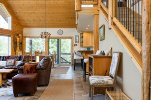 Smart TV, fireplace, DVD player, books - Luxurious Chalet Retreat: Breathtaking Views, Hot Tub, BBQ, and Fireside Comfort (Crescent)