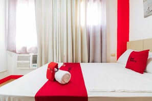 Double Room | Desk, free WiFi, bed sheets - RedDoorz near Quirino Station (Manila)