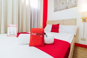 Double Room | Desk, free WiFi, bed sheets - RedDoorz near Quirino Station (Manila)