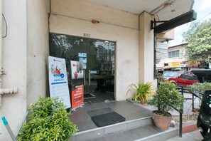Exterior - RedDoorz near Quirino Station (Manila)