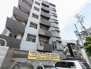 A multi-story building with a sign advertising units for rent. - RedDoorz Plus @ Banawe Quezon City Weekly Stay (Quezon City)